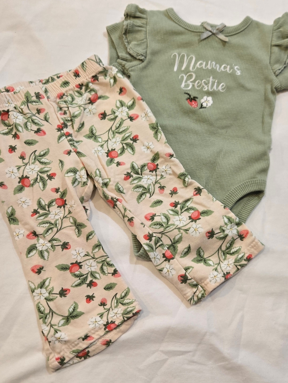 Tahari Baby - Green Strawberry & Flower "Mama's Bestie" Onesie pant set - (6-9M)